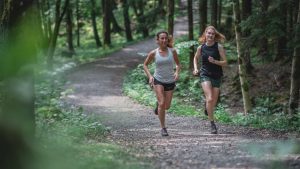 correr-por-senderos-atravesados-por-raices-de-arboles-significa-un-desafio-mucho-mayor-para-el-cerebro-que-el-recorrido-sobre-superficies-planas-1119857