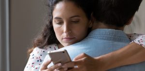 infieles-por-whatsapp-foto-shutterstock___UhGN4rPnr_1256x620__1