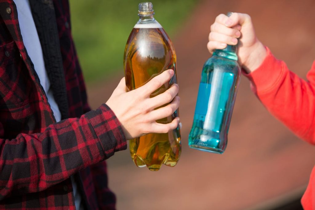 bigstock-alcohol-jovenes-adicciones-cerveza-1024x683