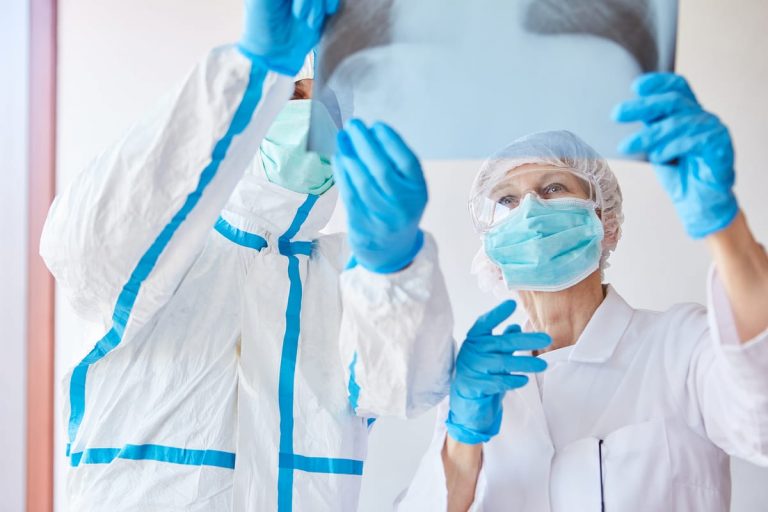 Bigstock-medicos-pulmon-neumonía-768x512