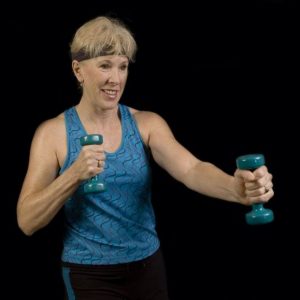 mujer-mayor-ejercitando-brazos_1_621x621