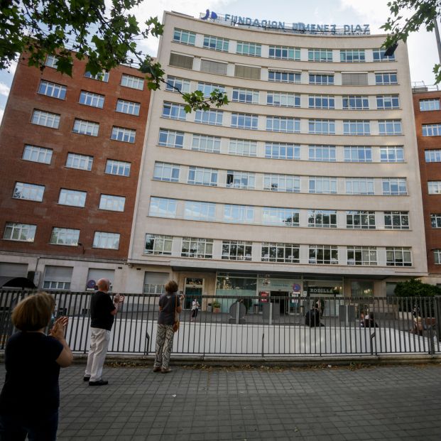 europapress-3167235-sanitarios-varios-transeuntes-aplauden-puerta-hospital-fundacion-jimenez_1_621x621