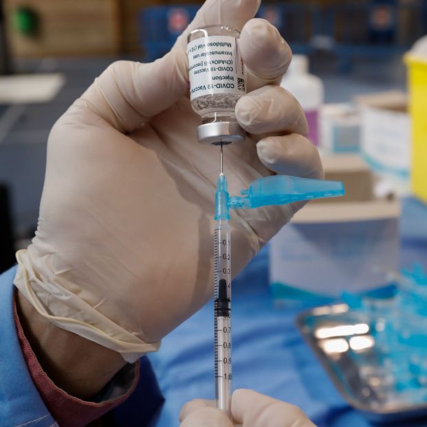 europapress-3587711-trabajadora-sanitaria-sostiene-vial-vacuna-contra-covid-19-dispositivo_1_621x621