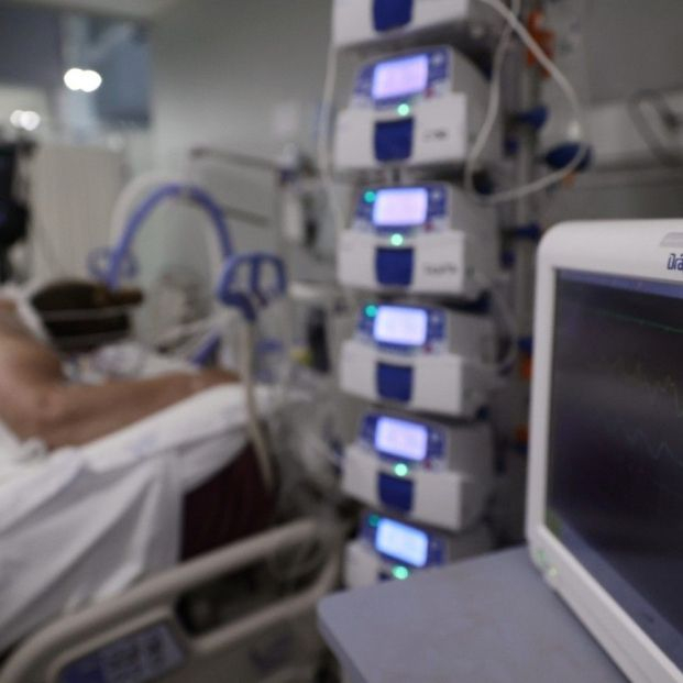 europapress-4098936-constantes-vitales-pantalla-paciente-ingresada-uci-hospital-enfermera_1_621x621