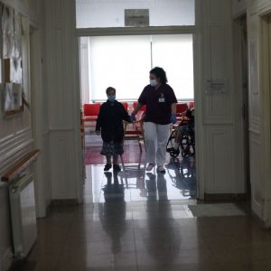 europapress-3184992-gerocultura-coge-mano-residente-primer-dia-visitas-residencia-centro_1_621x621