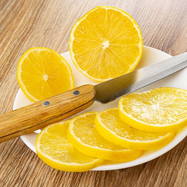 bigstock-whole-lemon-half-of-lemon-ki-401300582_1_621x621