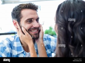 lindo-par-tocar-sus-rostros-f03kr1