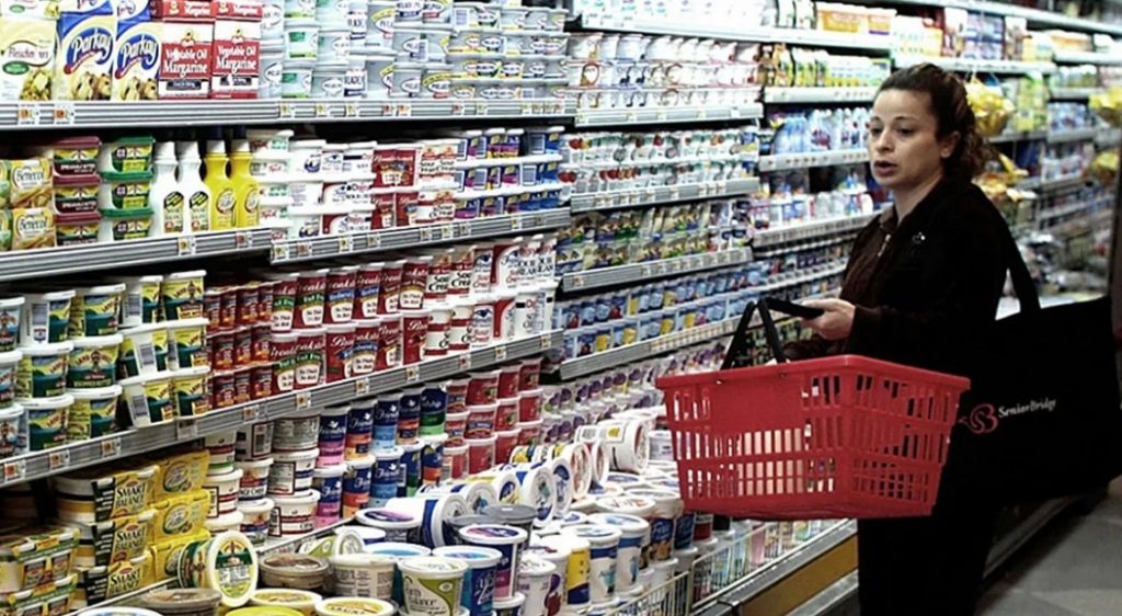 supermercado-mujer-compras-lacteos-heladera