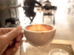 65181571-tomando-café-con-la-luz-del-sol-en-el-café