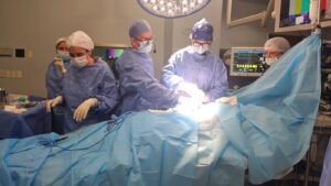 Dr. Diego González Rivas y el equipo del Dr. Héctor Rivero en quirófano