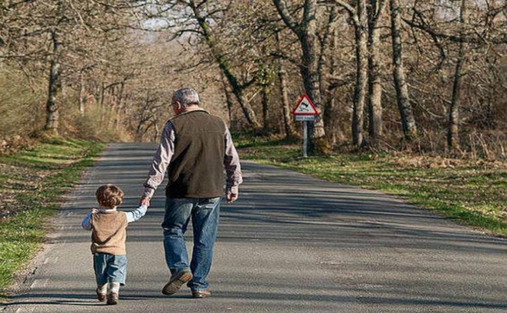 abuelo-nieto-mano-camino-abuelos-y-nietos-la-relacion-mas-original-y-creativa-U110139665283snF-U110980524451ogD-1248x770@Canarias7-Canarias7