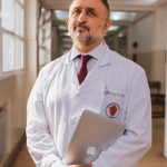 Esteban González Ballerga, hepatólogo: “El hígado puede volver a estar 0KM, pero no por tomar agua con limón”