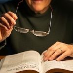 Usar anteojos de lectura sin consultar al oftalmólogo aumenta el riesgos de enfermedades oculares