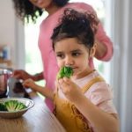 Lograr que los niños coman verduras