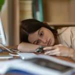 Por qué cada vez más jóvenes se sienten agotados
