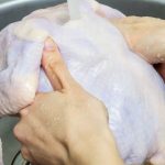 Recomendaciones para manipular el pollo de manera segura