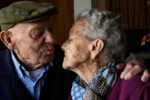 AncianosJuntos_TwitterElMundo_070316