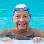 Natación, recomendada para reducir molestias