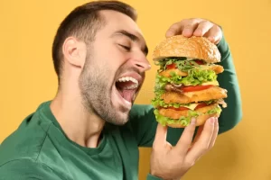hamburguesa-enorme-antropófaga-hambrienta-joven-135115942