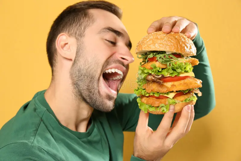 hamburguesa-enorme-antropófaga-hambrienta-joven-135115942